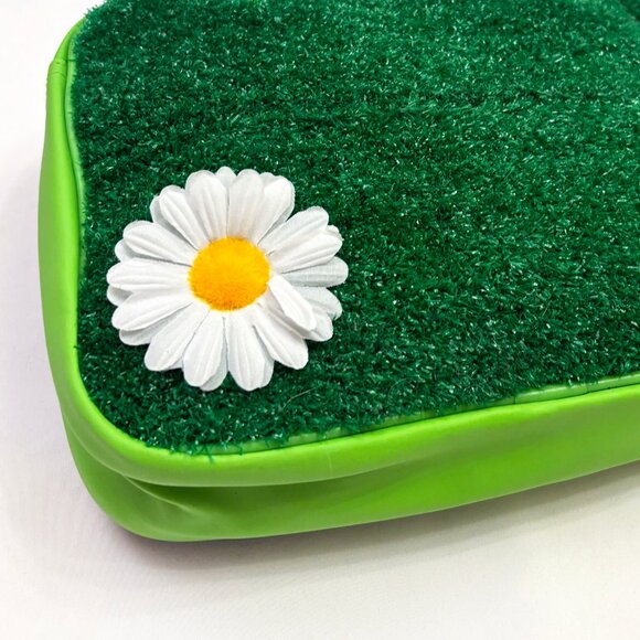 Archie McPhee Turf Purse with grass and daisy design - Picture 2 of 7
